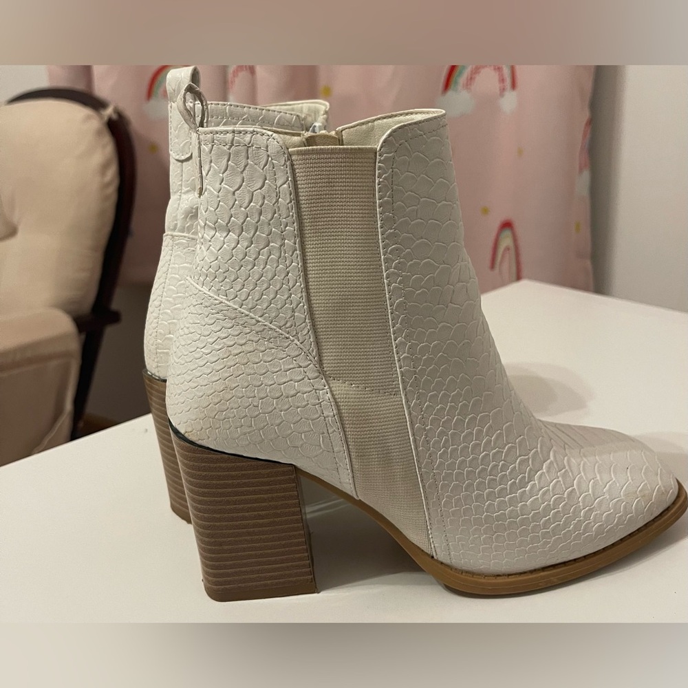 Jessica Cline Chunky Heel Booties in size 10M